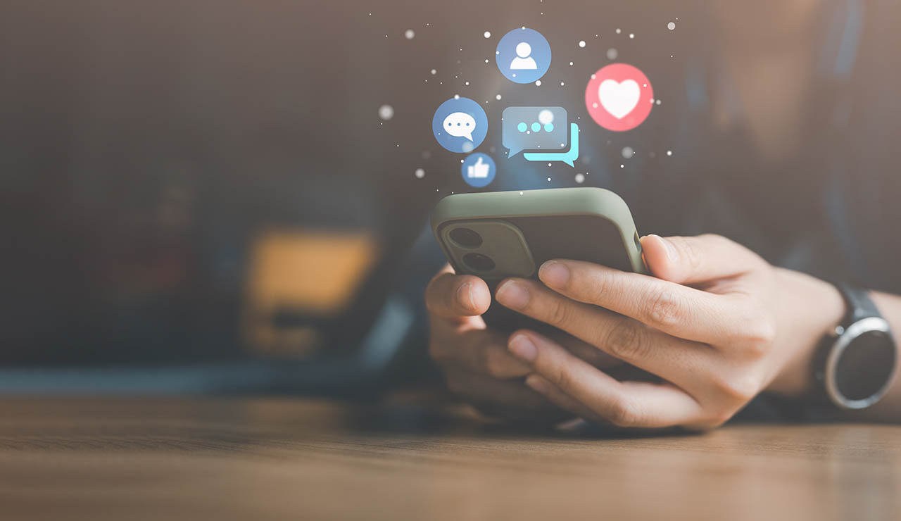 Persona con móvil en redes sociales