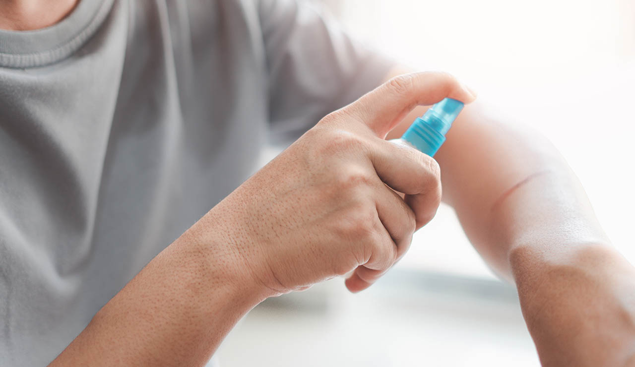 Hombre echándose alcohol en una herida