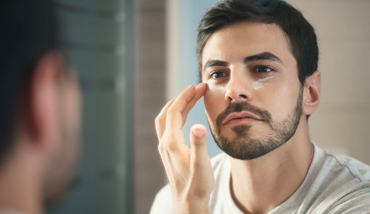 Hombre haciéndose skincare