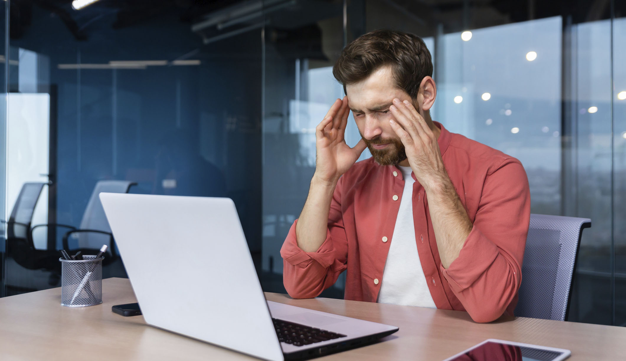 Hombre con migraña