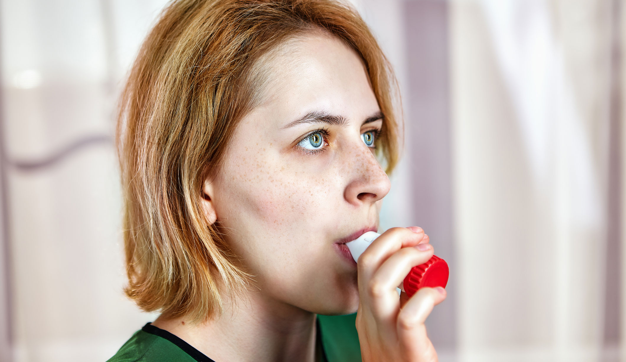 Mujer respirando por un inhalador de polvo seco