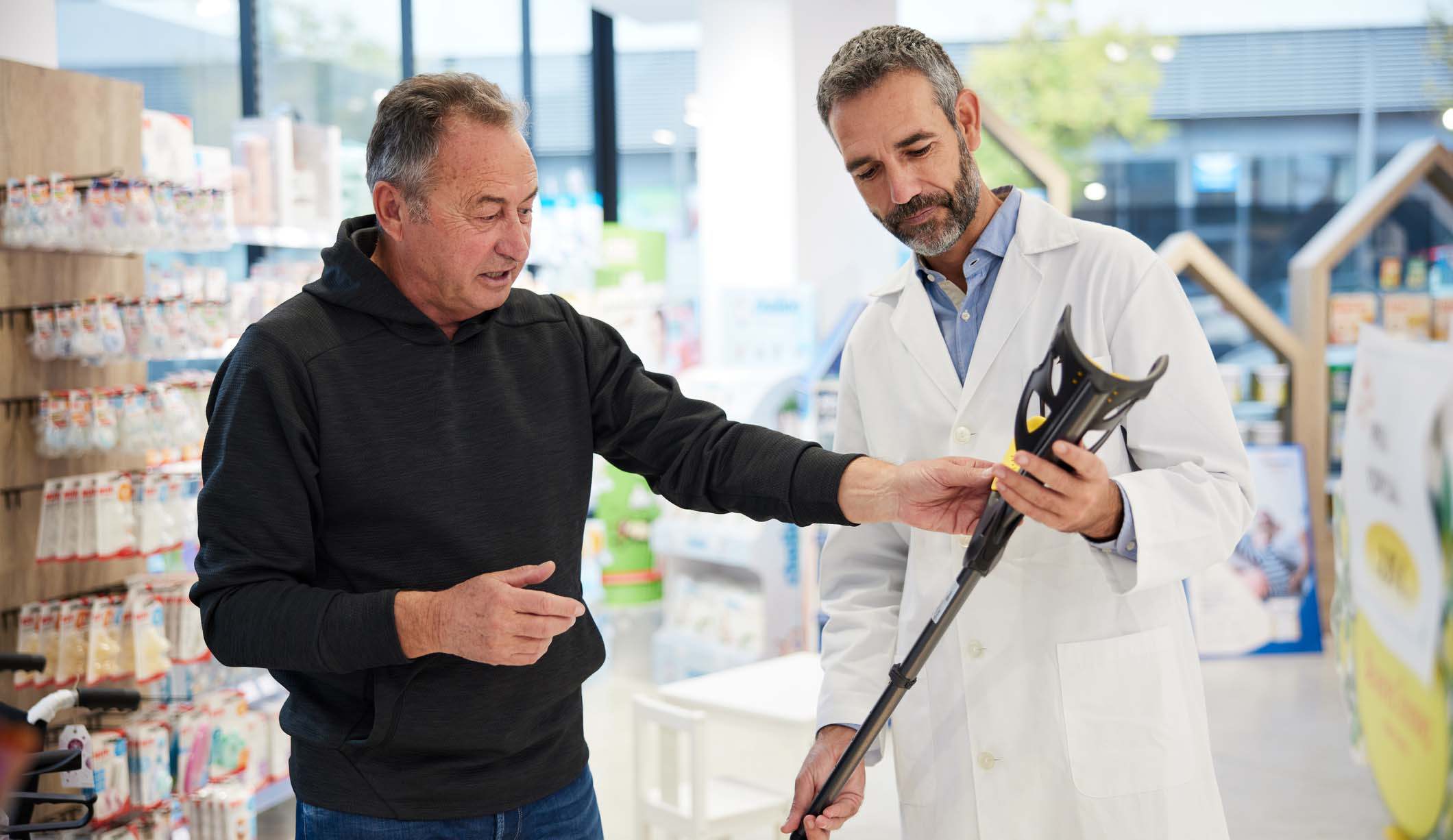 Farmacéutico vendiendo ortopedia