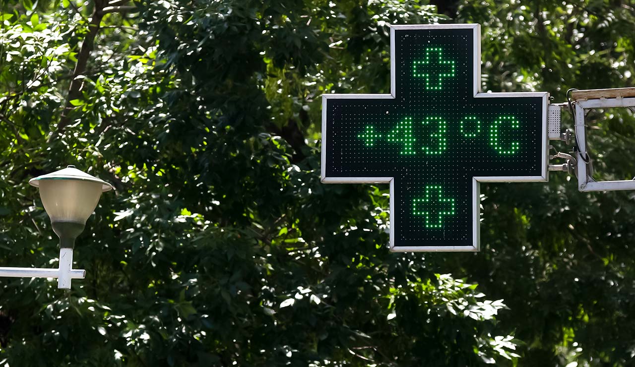 Letrero de farmacia marca altas temperaturas