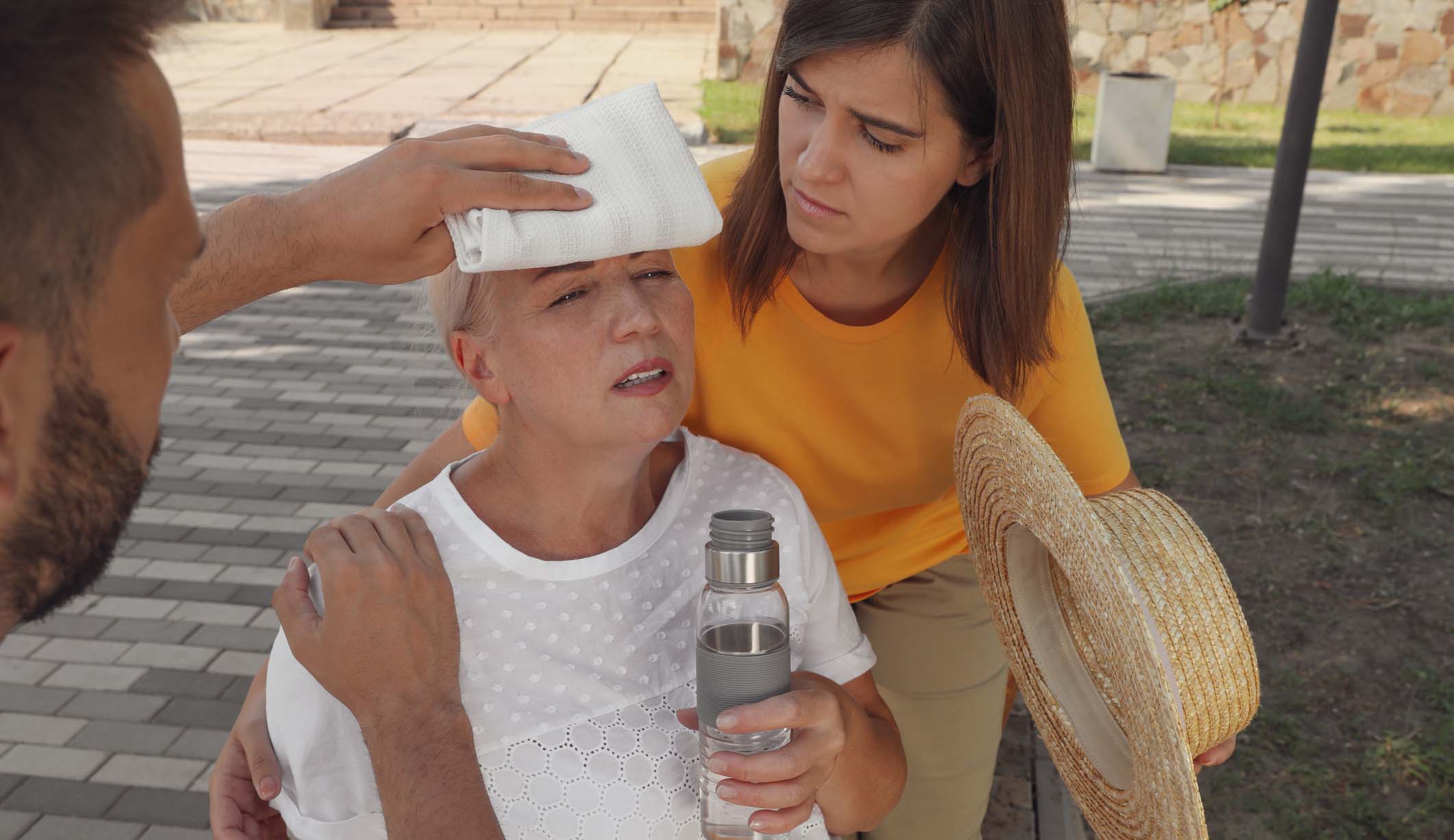 Mujer sufriendo un golpe de calor en la calle