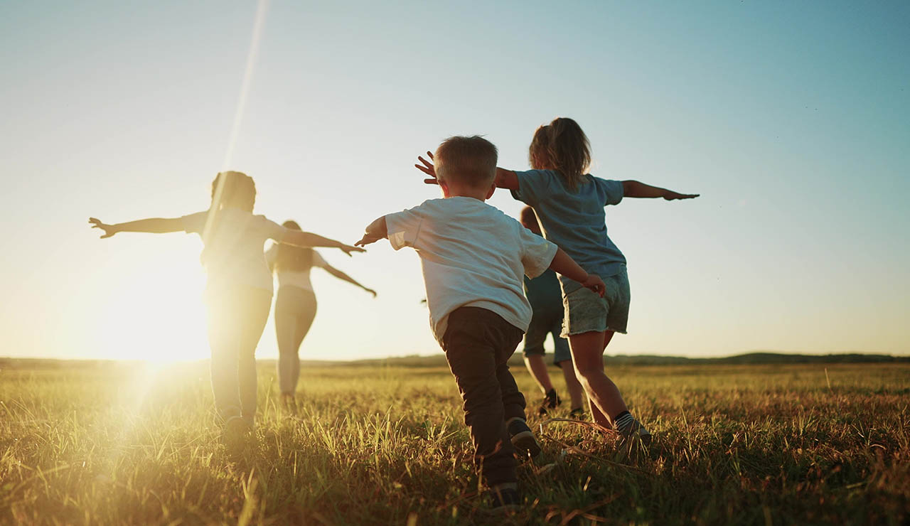 Niños corriendo en verano