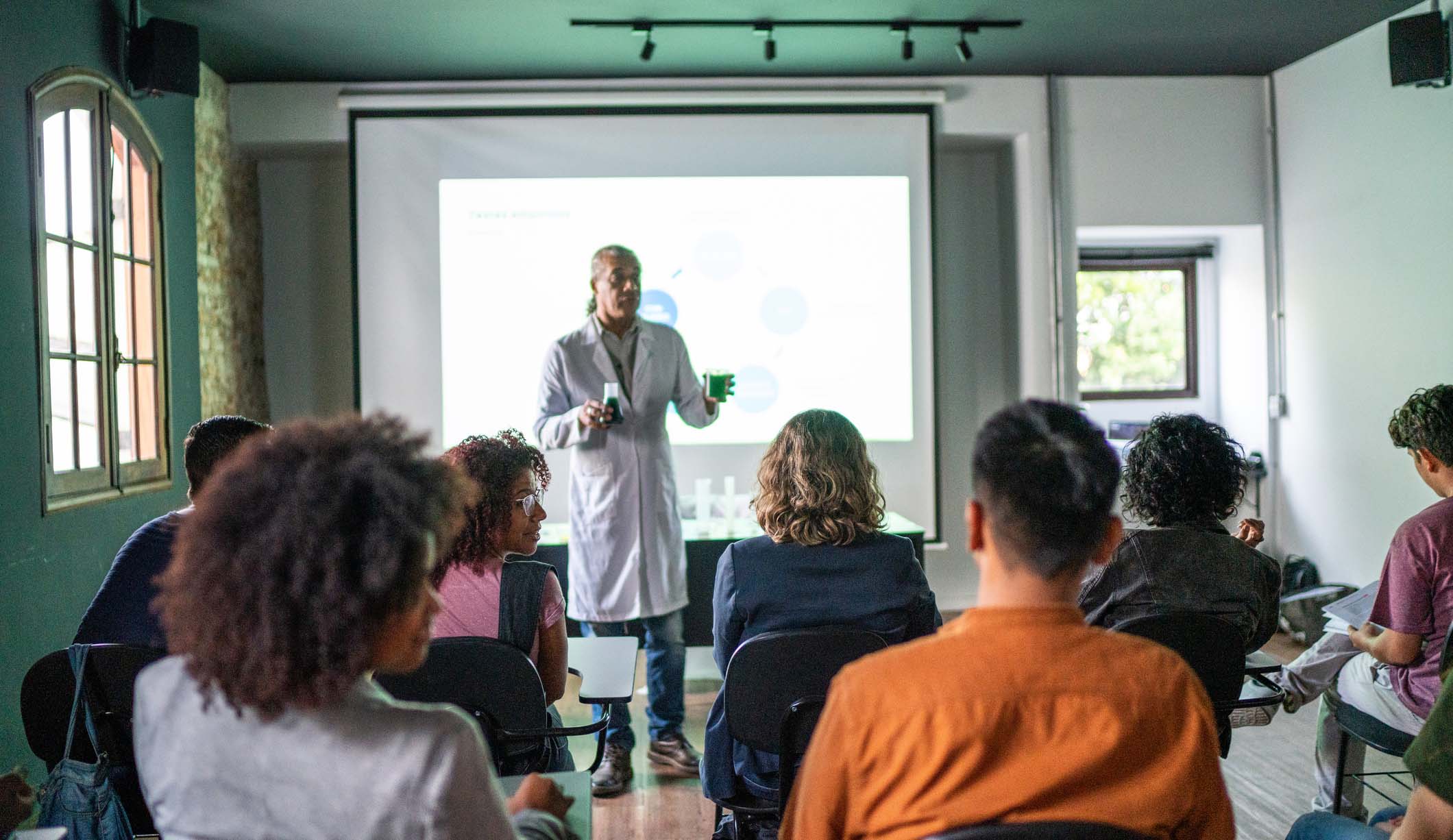 Farmacéutico dando un taller en la farmacia