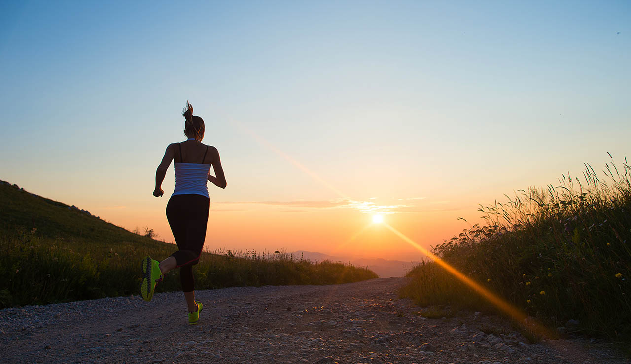 Mujer haciendo ejercicio por la noche