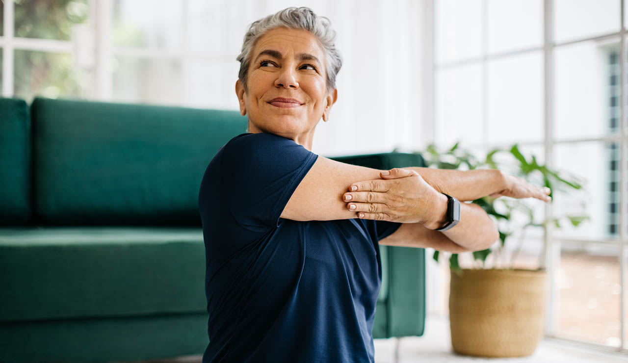 Señora haciendo estiramientos de brazo