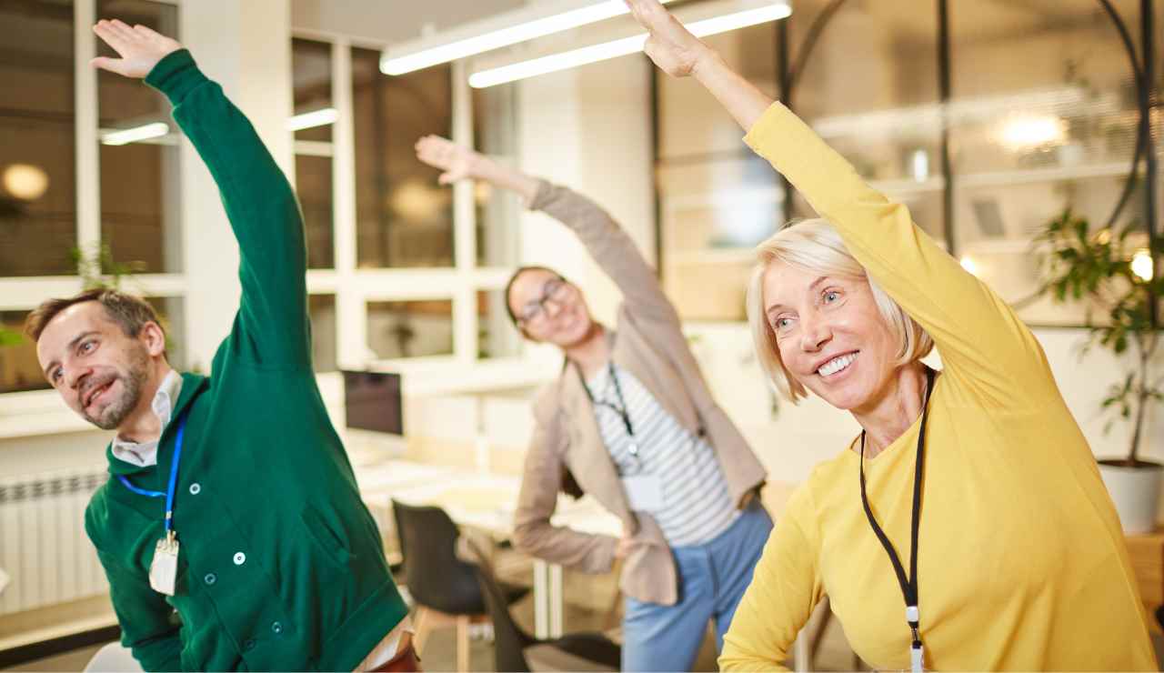Tres ejercicios para mantenerte activo en la oficina