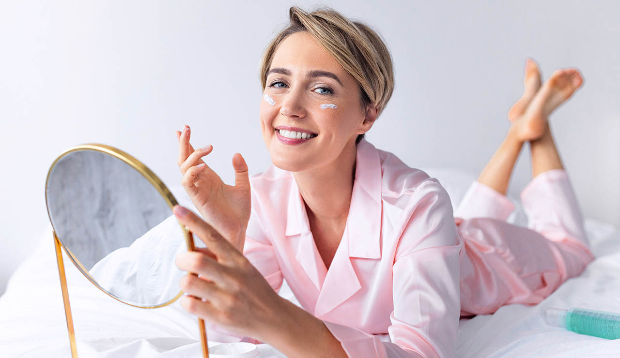 Mujer echándose un producto con colágeno en la piel