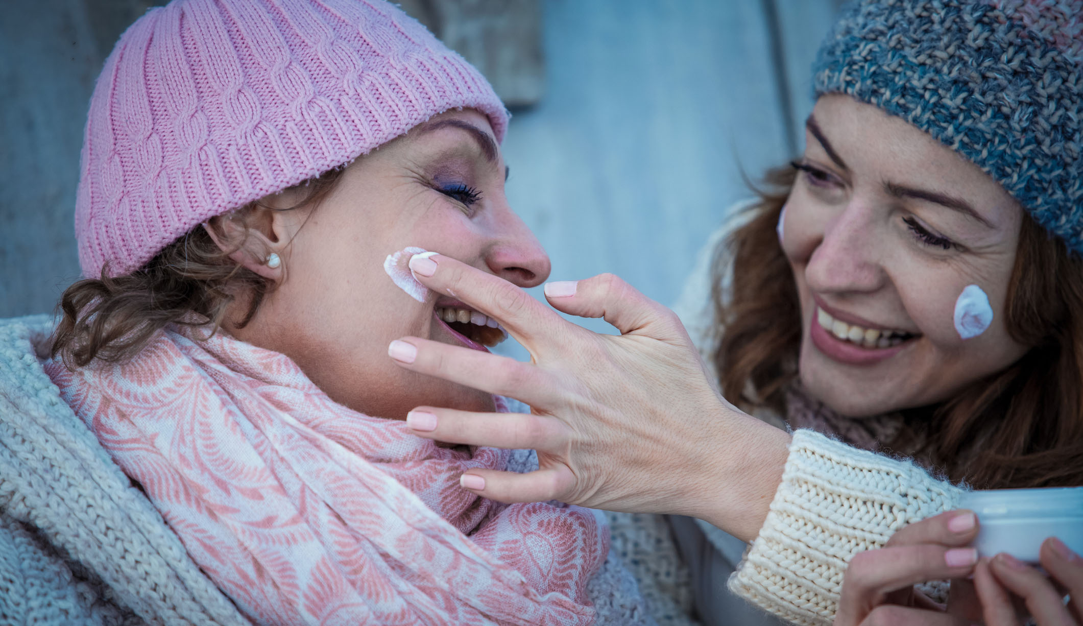 Dos mujeres se echan crema para protegerse del frío