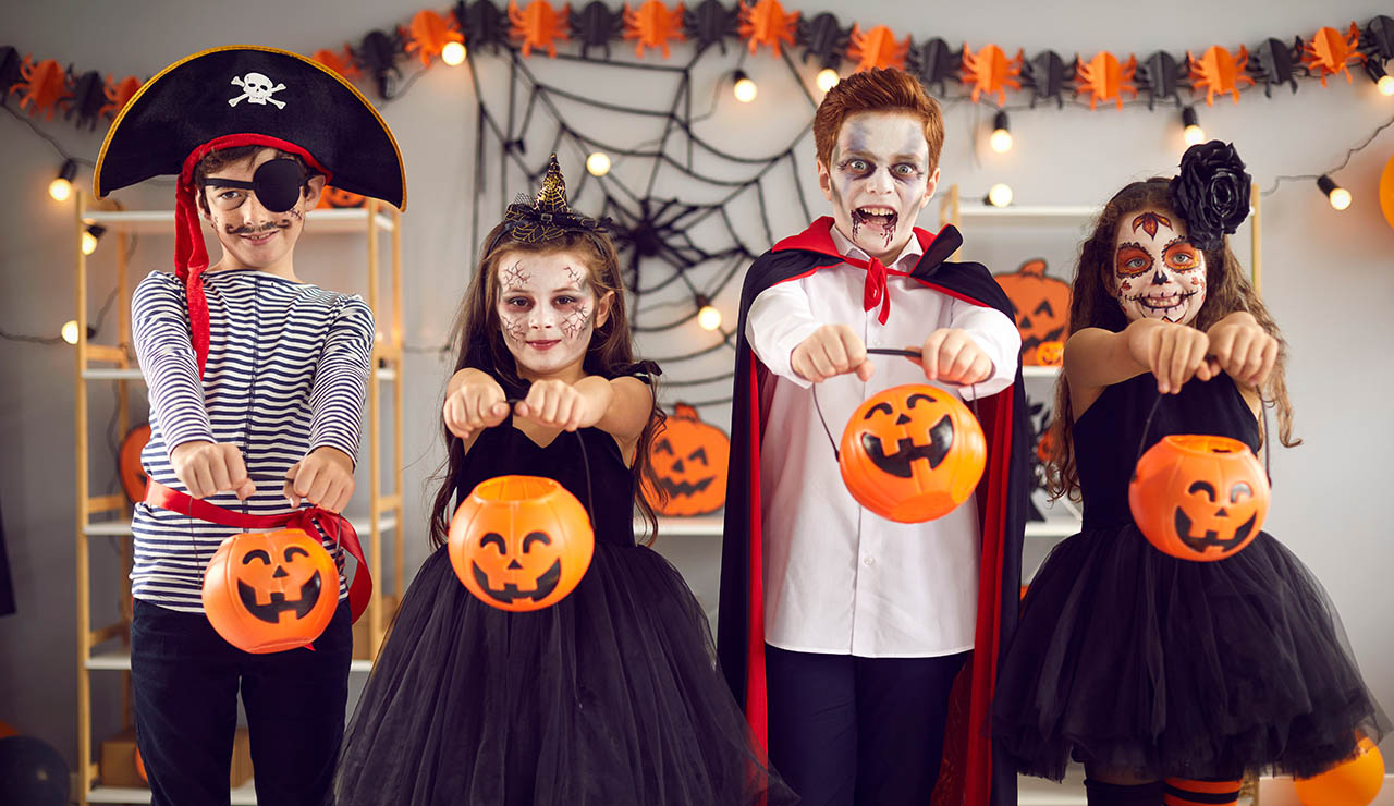 Niños disfrazados con maquillaje de Halloween