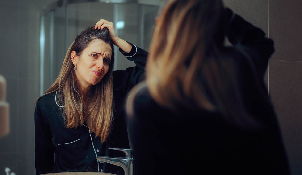 Mujer con caída de pelo por estrés