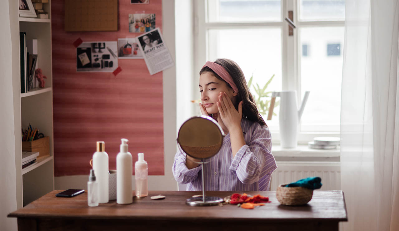 Niña haciéndose el skincare