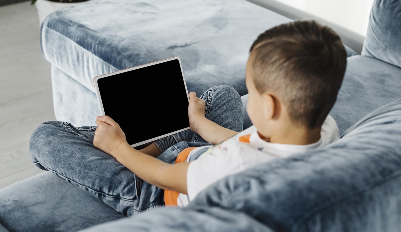 Pantallas y atención infantil: cómo prevenir la sobreestimulación digital