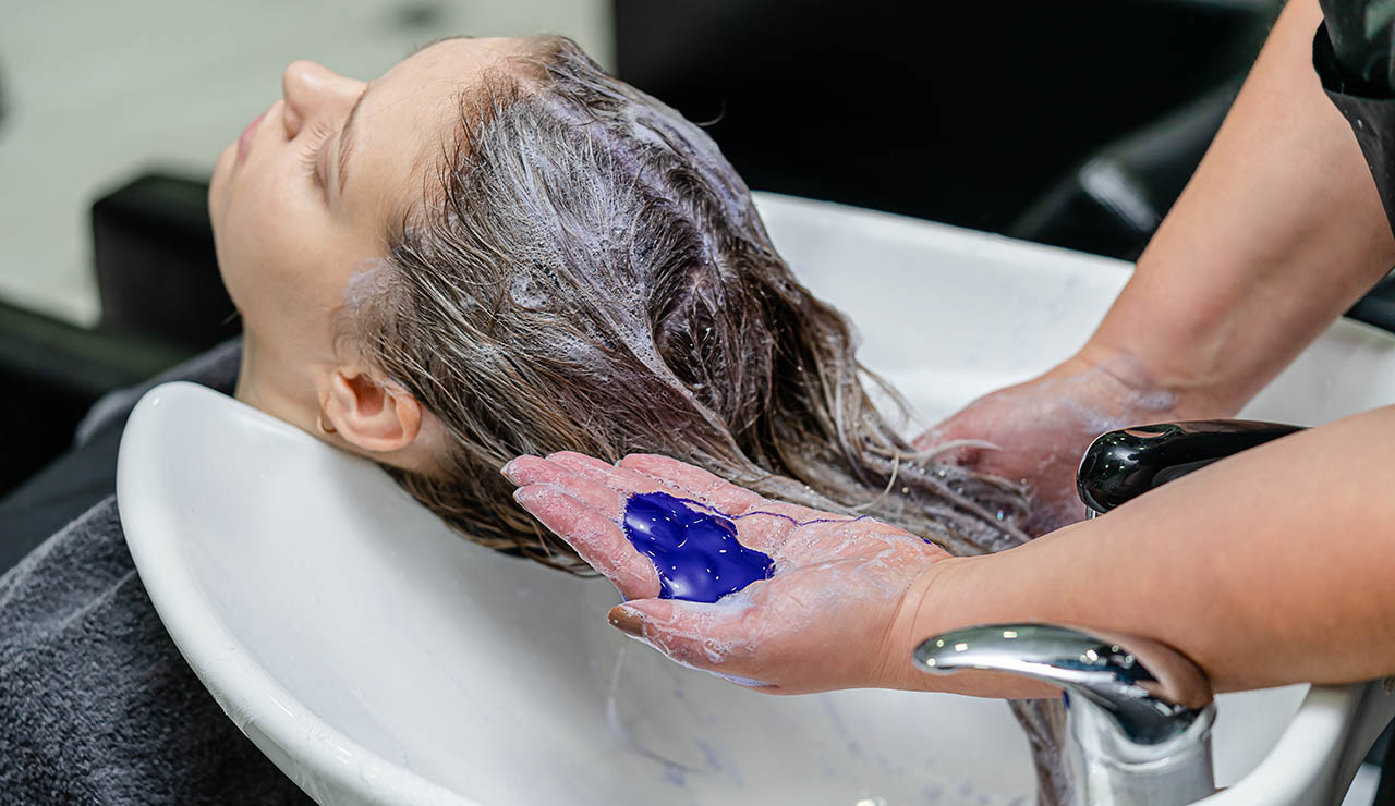 Champú morado en una peluquería