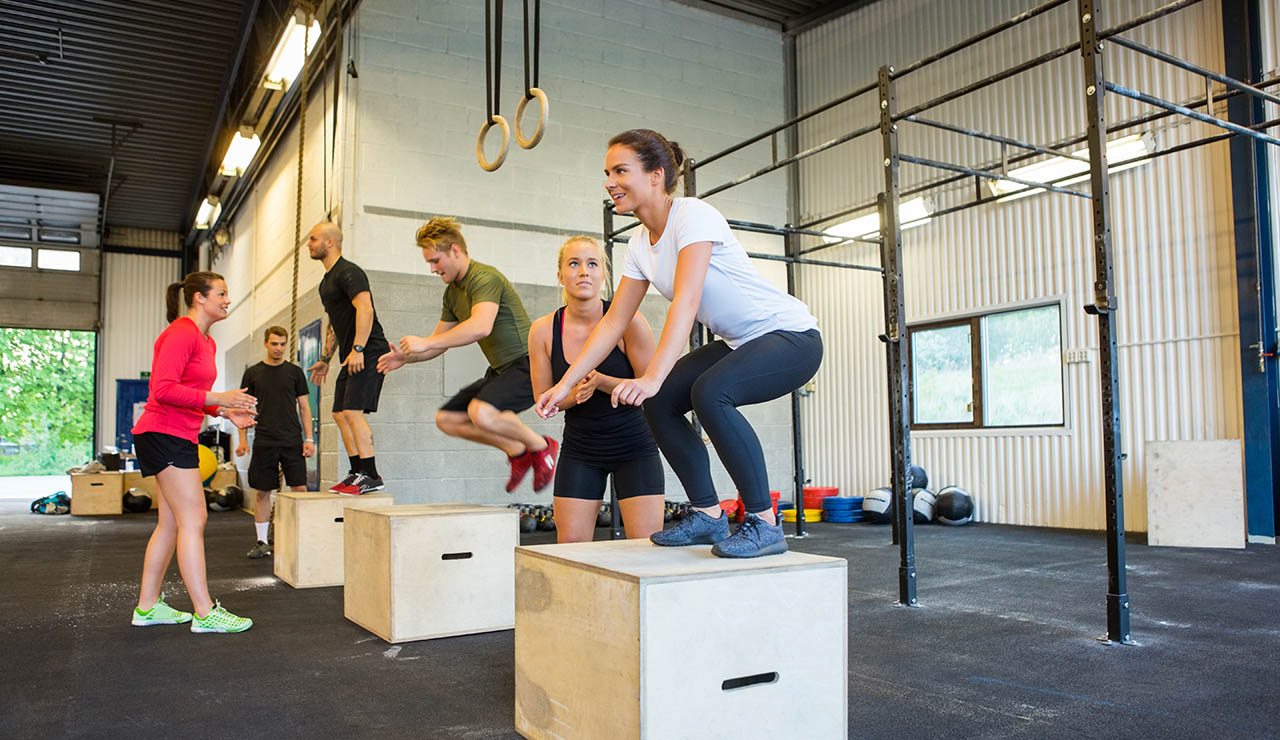 Personas haciendo CrossFit