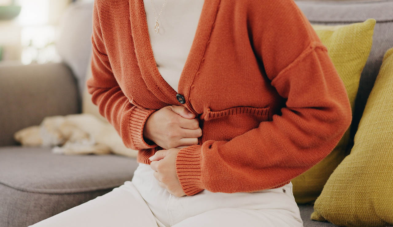 Mujer con dolor de estómago