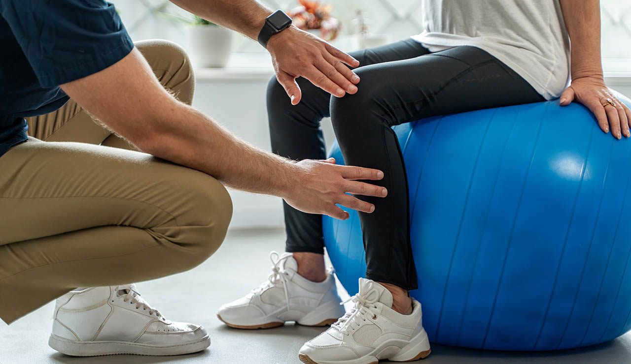 Mujer haciendo ejercicios de rodilla