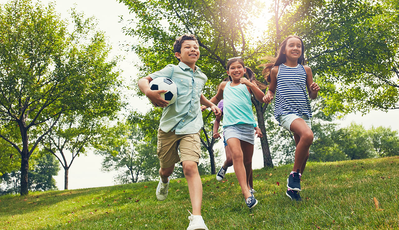 niños jugando en verano