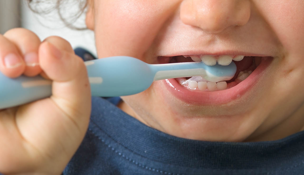 niño cepillándose los dientes