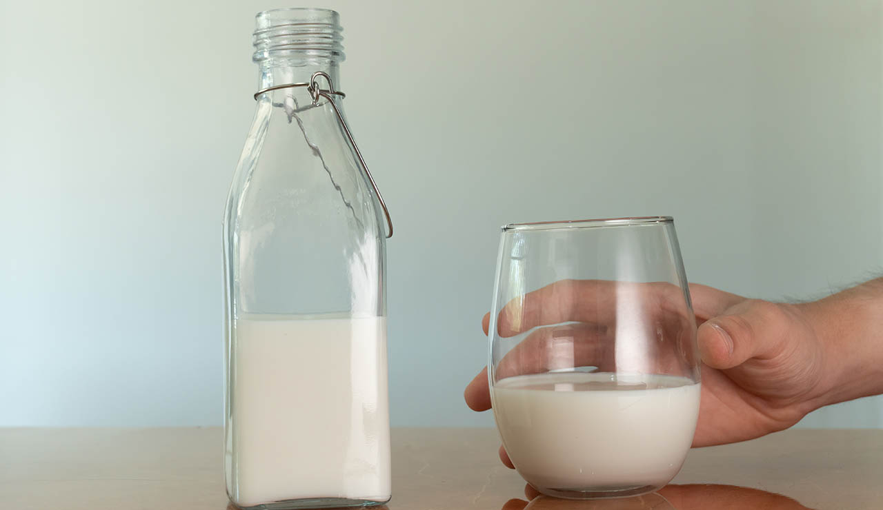 Vaso con leche cruda