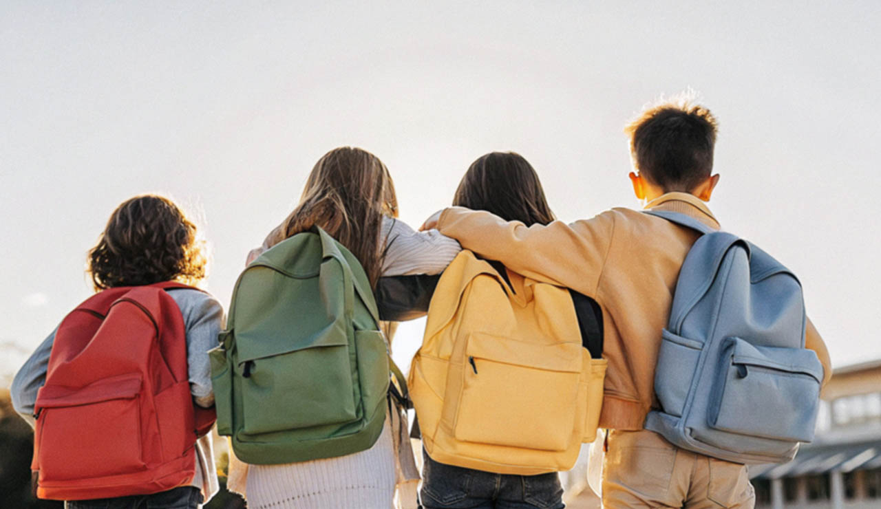 Niños con mochilas en sus espaldas