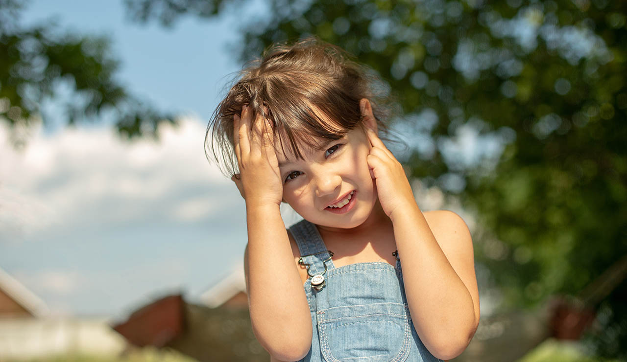 Niña con otitis del nadador