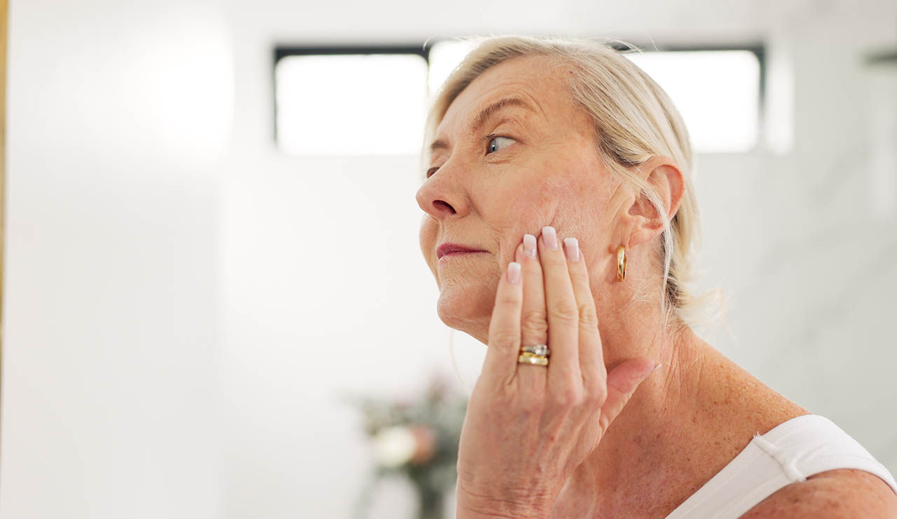 Mujer con primeros signos de envejecimiento