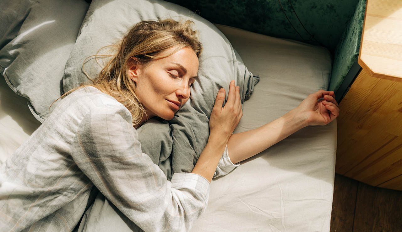 Mujer en la cama descansando