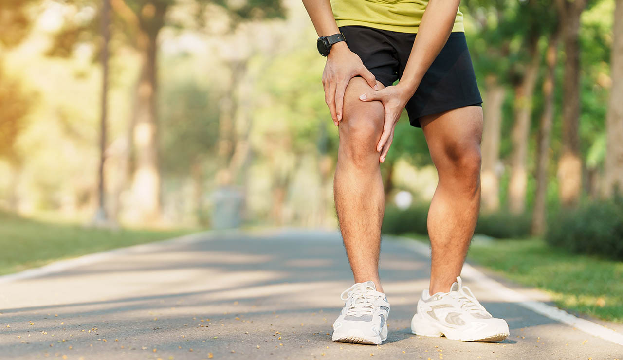 Hombre corredor con dolor de rodilla