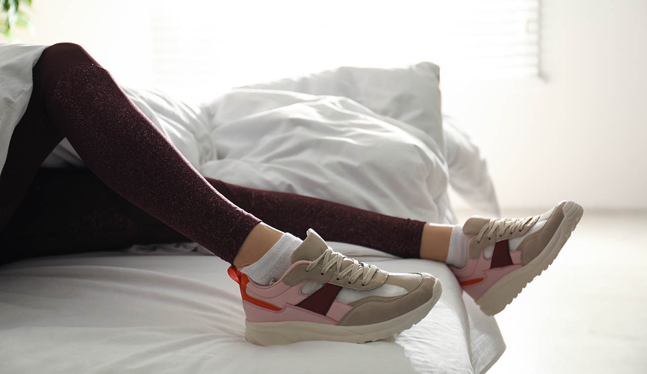 Mujer corriendo en su habitación