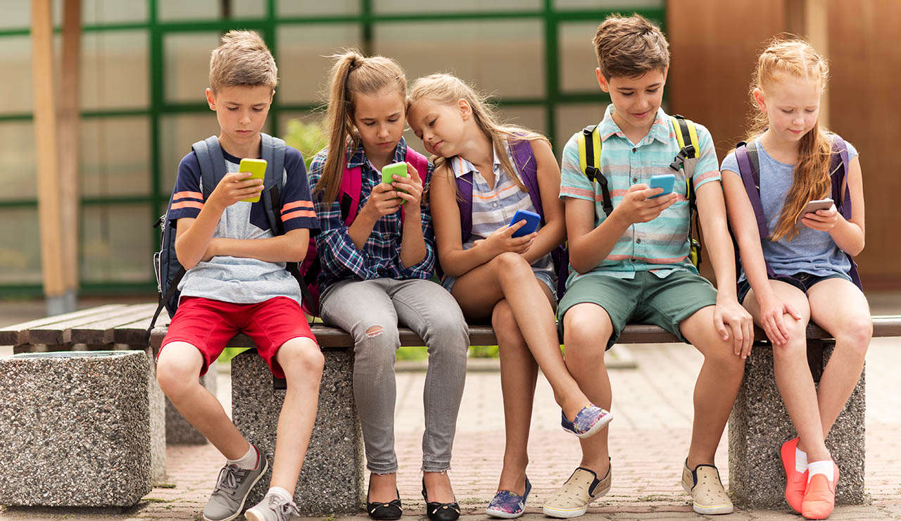 Niños usando los móviles