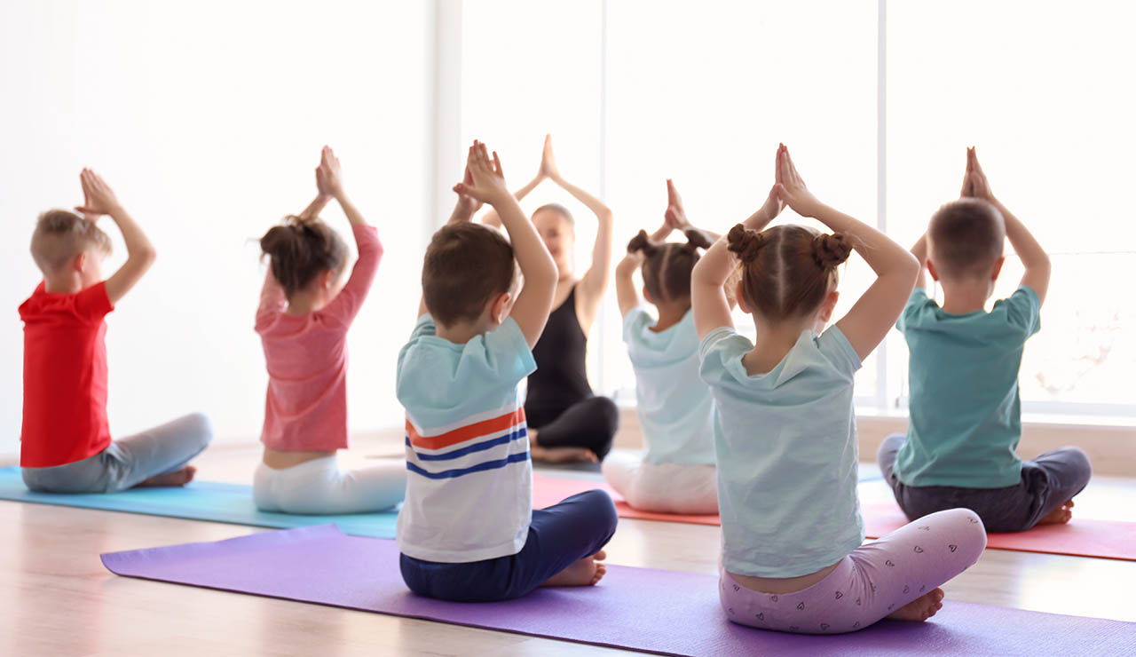 Niños haciendo yoga